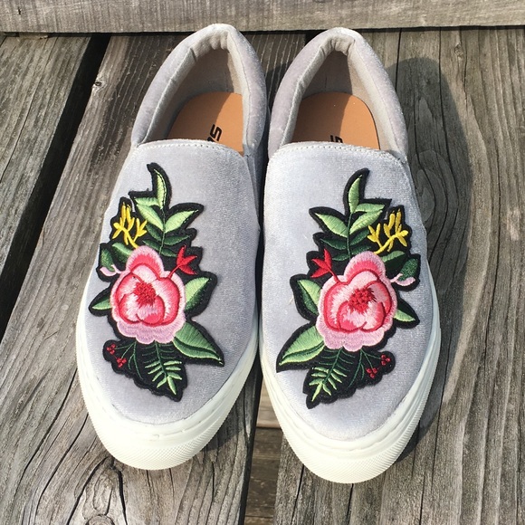 Soda Velvet Rose Embroidered Slip-On Sneakers SZ 5.5! NEW! - Picture 3 of 8